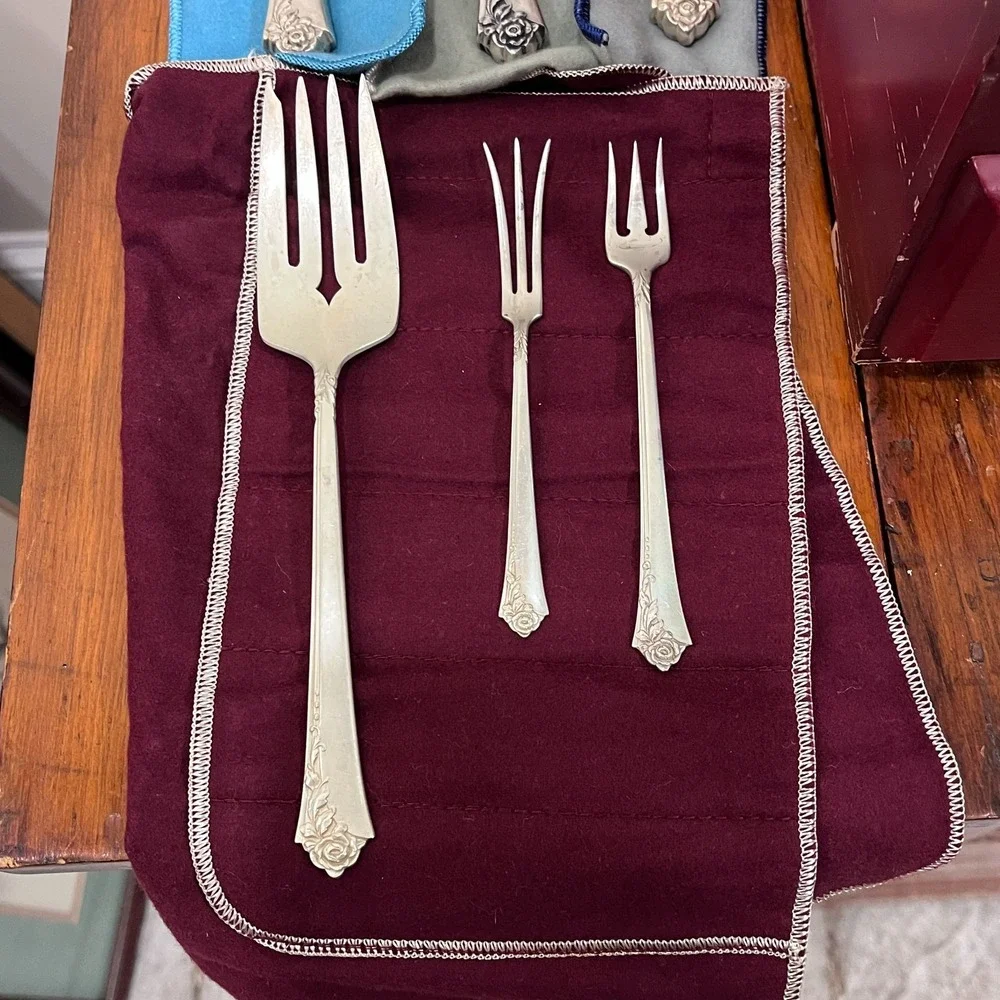Damask Rose by Oneida Sterling Silver Flatware Set For 12 Service 96 pieces, Box